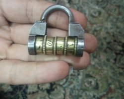 قفل قدیمی رمزدار حروف الفبا