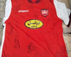 عکس پیراهن امضا شده پرسپولیس