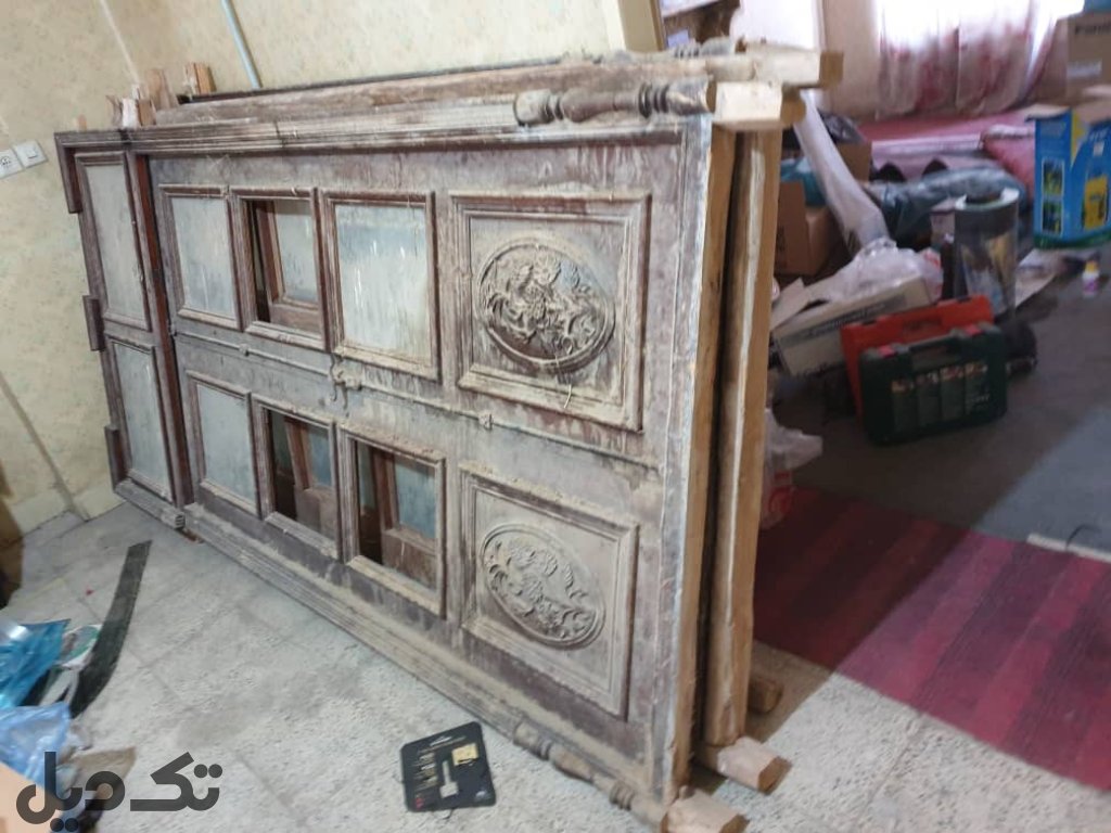 سه لنگه درب قدیمی چوب گردو و کنده کاری شده
