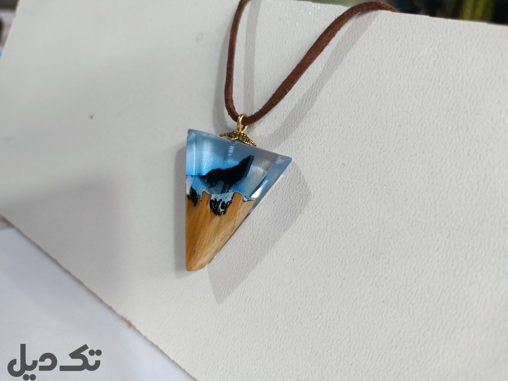 گردنبند چوب ورزین طرح گرگ